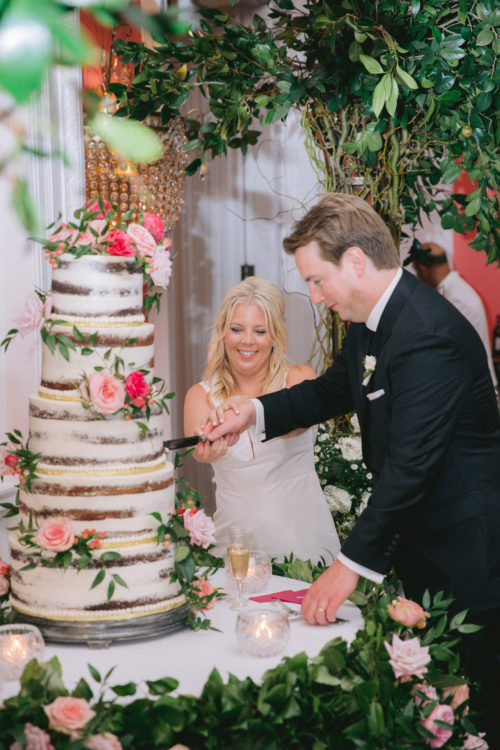 cake cutting, bride and groom, cut the cake, wedding cake, pink wedding, summer wedding inspiration 